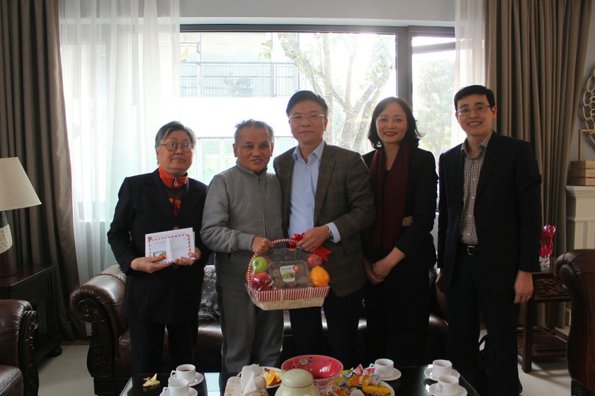 Bộ trưởng Lê Thành Long tới thăm và chúc Tết gia đình nguyên Bộ trưởng Nguyễn Đình Lộc. 