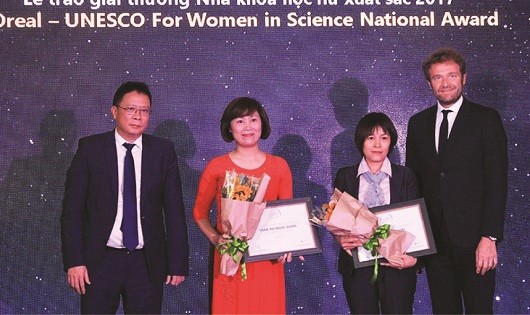 PGS.TS.Nguyễn Thị Hoài (bên phải) và TS. Trần Thị Ngọc Dung là hai nhà khoa học nữ xuất sắc nhận giải thưởng L’Oreal – UNESCO vì sự phát triển phụ nữ trong khoa học 2017.