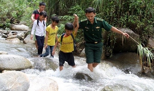 Bộ đội Biên phòng vượt suối, trèo đèo đưa trẻ em đến lớp.