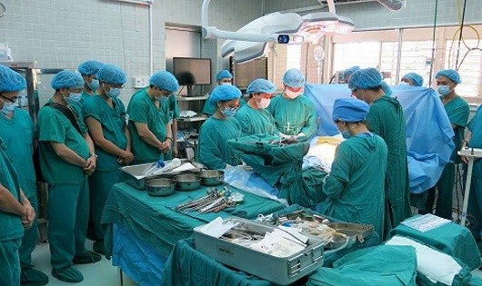 Các bác sỹ mặc niệm, cúi đầu bày tỏ trân trọng trước tấm lòng của người hiến tạng. (Ảnh bác sỹ cung cấp)