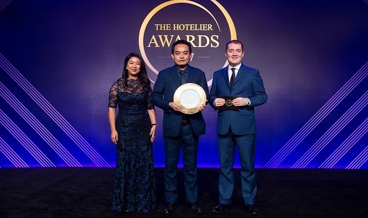 Nguyễn Công Chung nhận Giải “Đầu bếp xuất sắc nhất châu Á 2017” .