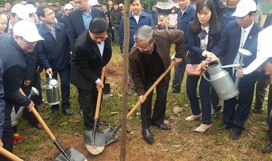 Đồng chí Trần Quốc Vượng, Uỷ viên Bộ chính trị, Thành viên thường trực Ban Bí thư, Chủ nhiệm UBKT Trung ương trồng cây tại Lăng Kinh Dương Vương