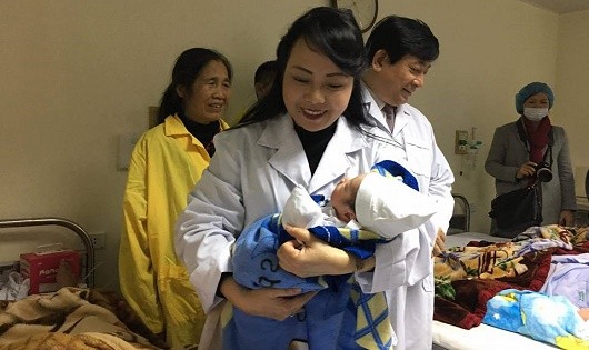 Bộ trưởng Nguyễn Thị Kim Tiến thăm bệnh nhân tại Bệnh viện Phụ sản Trung ương.