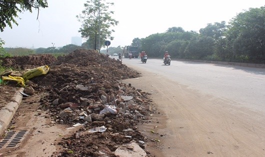 Chưa hết cảnh vệ sinh bừa bãi, đổ trộm rác thải ở Hà Nội
