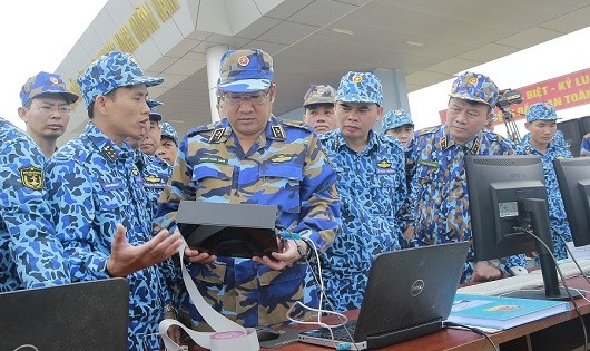 Chuẩn Đô đốc Phạm Hoài Nam và các đại biểu tham quan mô hình học cụ huấn luyện ở Lữ đoàn 189.