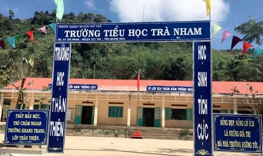 Nỗi niềm của các cô giáo “cõng chữ”  lên non ở miền Tây xứ Quảng