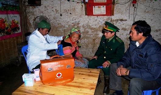 Quân y Đồn BP Pha Long đến nhà khám chữa bệnh cho người dân.