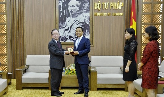 Thứ trưởng Bộ Tư pháp Trần Tiến Dũng tặng quà kỷ niệm cho ông Kyung Won Choi, nguyên Bộ trưởng Bộ Tư pháp Hàn Quốc.