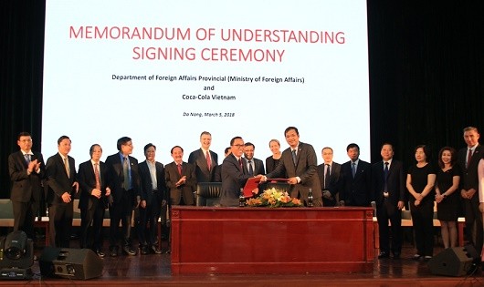 Công ty Coca Cola ký kết hợp tác tại Việt Nam.