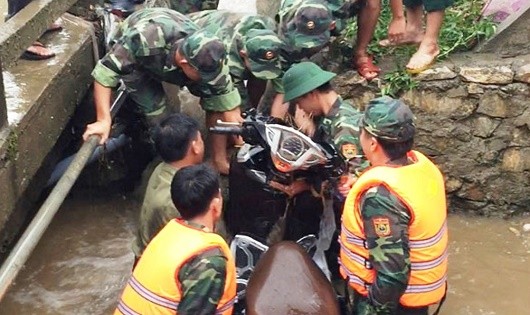 Cán bộ, chiến sĩ Đồn BPCKQT Lào Cai vớt xe cho chị Hoa bị lũ cuốn trôi 500m. 
