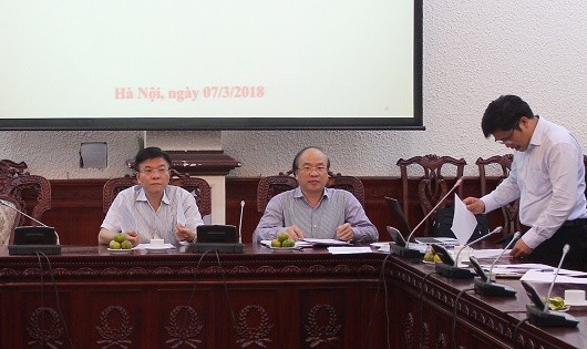 Bộ trưởng Lê Thành Long (tay trái) và Thứ trưởng Phan Chí Hiếu chủ trì phiên họp thường kỳ của Hội đồng khoa học Bộ Tư pháp.