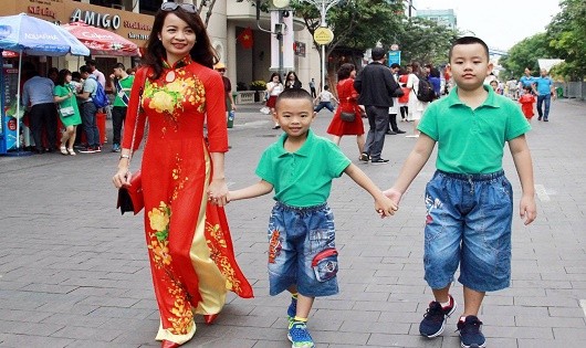 Phụ nữ Sài Gòn xúng xính áo dài truyền thống xuống phố.