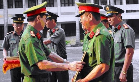 Đại tá Nguyễn Văn Kim trao tặng bằng khen của bộ Công an cho tập thể và cá nhân.