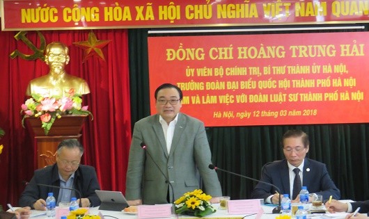 Bí thư Thành ủy Hà Nội Hoàng Trung Hải chủ trì buổi làm việc.