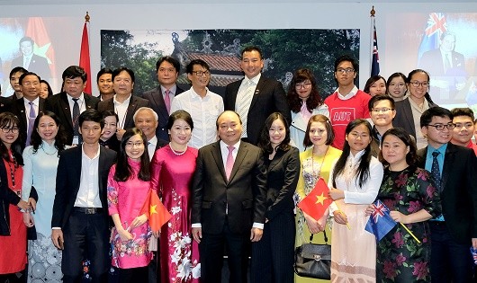 Thủ tướng và Phu nhân cùng các sinh viên Việt Nam đang học tập tại New Zealand. (Ảnh: VGP)