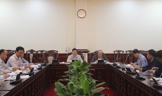 Bộ trưởng Lê Thành Long và Thứ trưởng Phan Chí Hiếu tại cuộc họp.