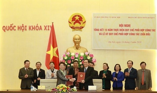 Chủ tịch QH  Nguyễn Thị Kim Ngân và Chủ tịch UBTW MTTQ Việt Nam Trần Thanh Mẫn đã ký kết Quy chế phối hợp công tác (sửa đổi) của UBTVQH và Đoàn Chủ tịch UBTW MTTQ Việt Nam.