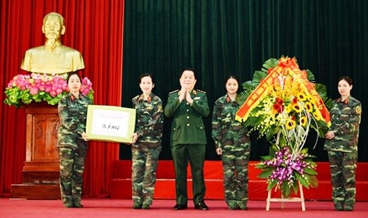 Thượng tướng Nguyễn Trọng Nghĩa trao quà tặng các nữ chiến sĩ mới.