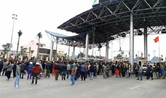 Người dân phản đối tại BOT Biên Cương