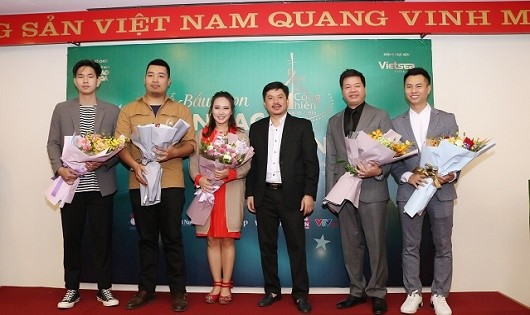 Nhà báo Lê Xuân Thành- Trưởng ban tổ chức tặng hoa cho các nghệ sĩ được đề cử.