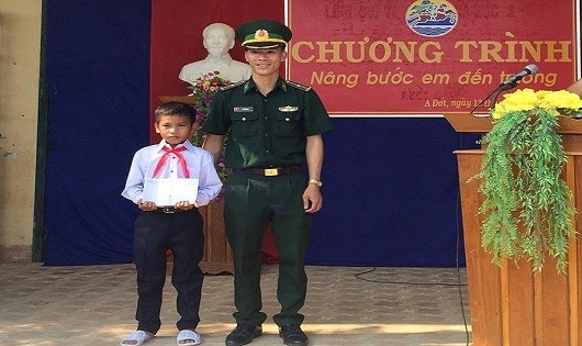 Thiếu úy Võ Văn Vinh trích những đồng lương của mình dành tặng cho những học sinh có hoàn cảnh đặc biệt khó khăn