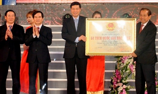 Phó Thủ tướng Trương Hòa Bình trao Bằng xếp hạng Di tích quốc gia đặc biệt đền Cửa Ông.