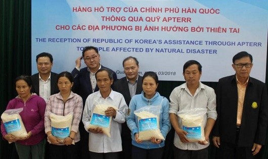 Đại diện người dân huyện Đại Lộc nhận gạo hỗ trợ từ Chính phủ Hàn Quốc