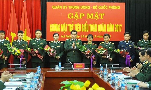 Thượng tướng Lương Cường - Bí thư T.Ư Đảng, Chủ nhiệm Tổng cục Chính trị tặng hoa cho 10 gương mặt trẻ tiêu biểu toàn quân 2017