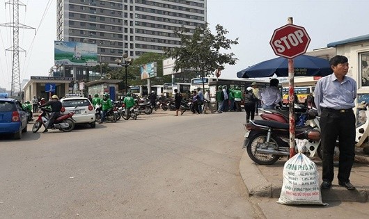 Cảnh giao thông lộn xộn trước cổng bến xe Mỹ Đình.