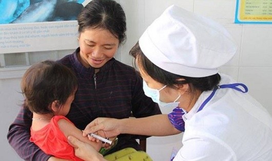 Tiêm phòng vắc xin đầy đủ là cách phòng chống dịch bệnh cho trẻ nhỏ (Ảnh minh họa - internet)