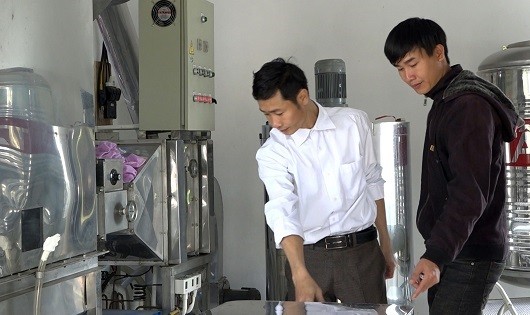 Anh Nguyễn Văn Hưởng (trái) giới thiệu về máy hạ thủy phần mật ong.