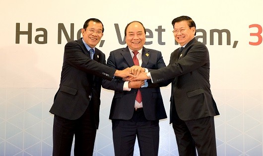 Thủ tướng Nguyễn Xuân Phúc cùng Thủ tướng Lào và Thủ tướng Campuchia.