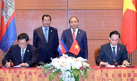 Hai đồng Chủ tịch Ủy ban liên hợp về phân giới, cắm mốc biên giới đất liền Việt Nam – Campuchia đã ký biên bản cuộc họp dưới sự chứng kiến của Thủ tướng Nguyễn Xuân Phúc và Thủ tướng Campuchia Samdech Techo Hun Sen. Ảnh: VGP.