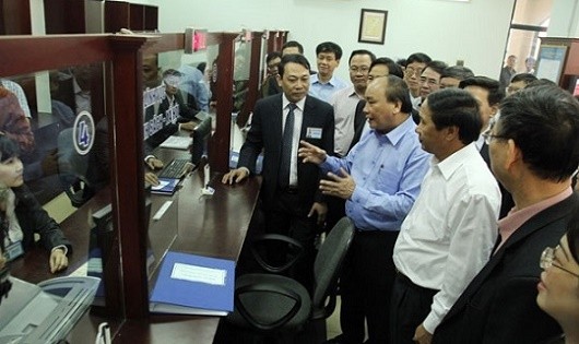 Thủ tướng Chính phủ Nguyễn Xuân Phúc kiểm tra bộ phận 1 cửa tại quận Ngô Quyền.