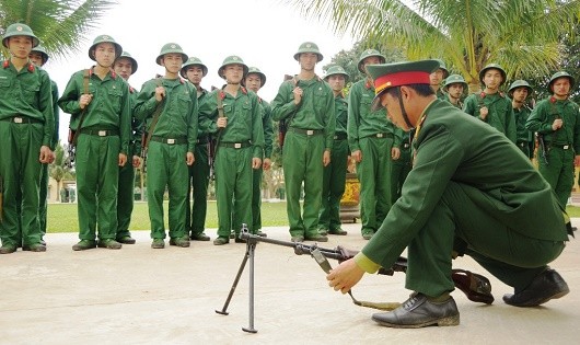 Cán bộ Sư đoàn 968 huấn luyện chiến sĩ mới mang, đeo, treo súng. Ảnh: Thanh Hải-Đình Do