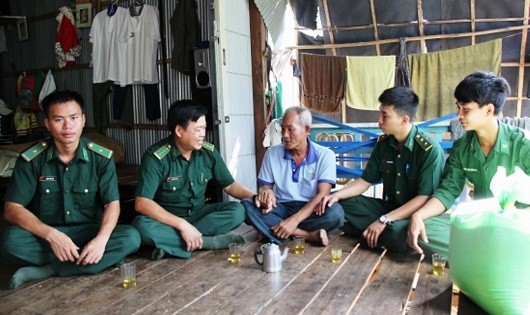 Cán bộ Đồn Biên phòng Thông Bình, BĐBP Đồng Tháp trao tặng gạo cho gia đình ông Nguyễn Văn Năm.