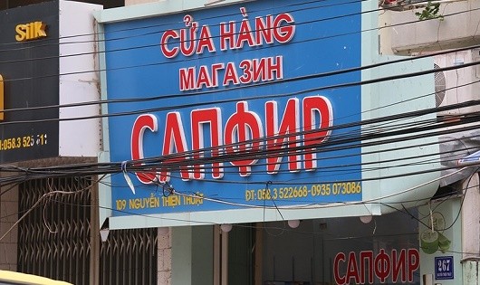 Một biển hiệu chữ nước ngoài ở Nha Trang mà người dân không hiểu chữ gì. Ảnh: Xuân Lê