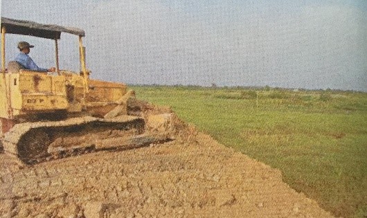 Dona.Coop ngang nhiên cho máy xúc lấp đất ruộng triệt sinh kế nông dân (Hình người dân xã Long Hưng cung cấp)