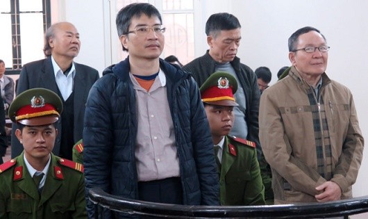 Giang Kim Đạt và các đồng phạm tại tòa.