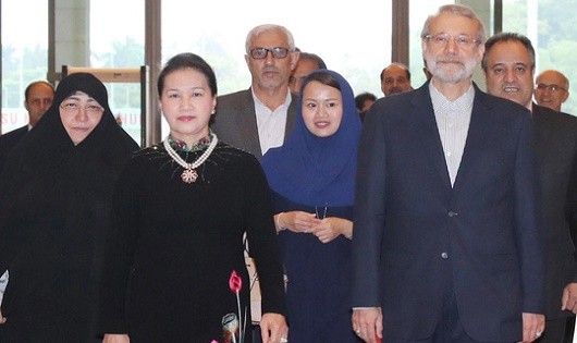 Chủ tịch Quốc hội Nguyễn Thị Kim Ngân đón Chủ tịch Quốc hội Iran Ali Ardeshir Larijani Ảnh: TTXVN