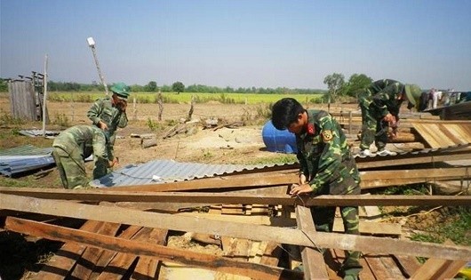 Lực lượng vũ trang huyện Ea Súp dựng lại nhà dân bị đổ sập do lốc xoáy.