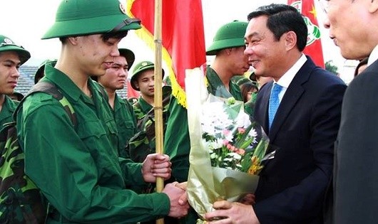 Phó Chủ tịch UBND TP Hà Nội Lê Hồng Sơn động viên các tân binh nhập ngũ năm 2018.