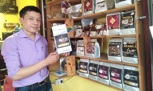 Anh Hòa bên một số sản phẩm cà phê của Rain coffee.