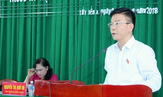 Bộ trưởng Lê Thành Long phát biểu tại buổi tiếp xúc cử tri.