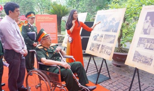 Các cựu chiến binh đến dự khai mạc triển lãm Ngày Thống nhất đất nước.