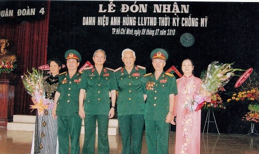 Anh hùng Nguyễn Văn Nhương (thứ 2 bên phải) cùng vợ và hai Trung tướng là đồng đội Nguyễn Đức Xê và Dương Thái trong Lễ đón nhận danh hiệu Anh hùng LLVT.