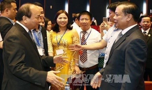 Thủ tướng gặp gỡ các đại biểu tại Hội nghị Thủ tướng Chính phủ với DN được tổ chức ngày 17/5/2017 tại Hà Nội.