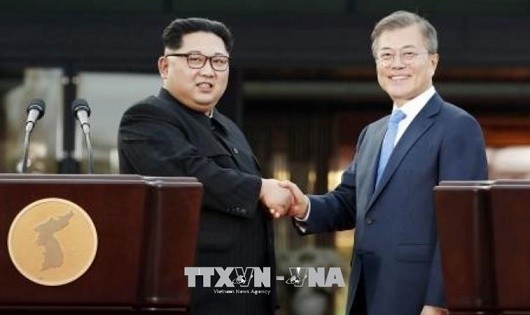 Nhà lãnh đạo Triều Tiên Kim Jong-un (trái) và Tổng thống Moon Jae-in trong cuộc gặp ở Panmunjom ngày 27/4. Ảnh: Kyodo/TTXVN.