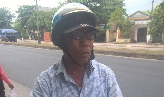 Phải đi rất xa, trưởng thôn Nguyễn Các mới ra tới đường nhựa.