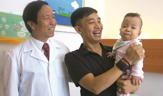 GS Nguyễn Thanh Liêm chia sẻ niềm vui với gia đình một bệnh nhân đã khỏi bệnh xơ phổi sau khi ghép tế bào gốc. Ảnh BVCC